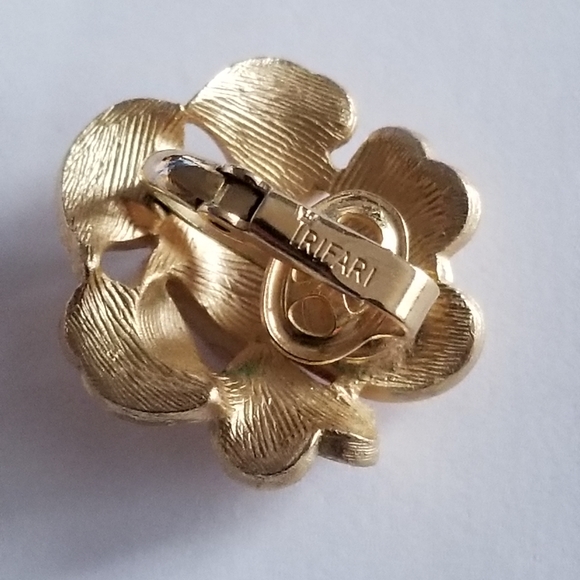 Vintage Crown Trifari single clip on earring gold tone leaf leaves - Picture 11 of 12